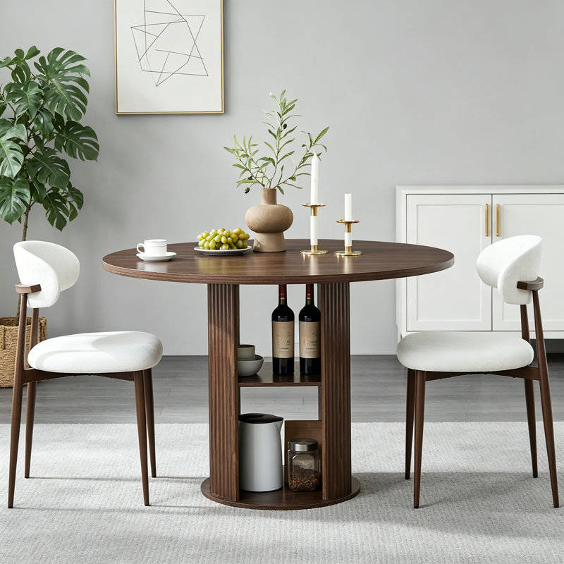 La table de salle à manger ronde de 47,24 po (2 à 4 personnes) avec deux chaises de salle à manger combine des styles moderne et campagnard, avec une tablette de rangement à deux niveaux, idéale pour les salles à manger ou les espaces de vie. Noyer