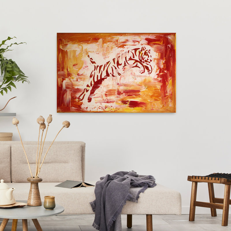 Peinture abstraite d'un tigre bondissant dans des tons chauds de rouge, orange et jaune, H 36 po x l 24 po