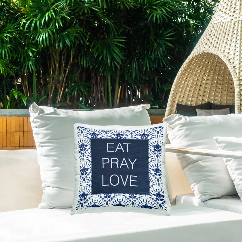 Conception de coussin d'extérieur «Eat Pray Love on Blue Florals» par Annie Lapoint