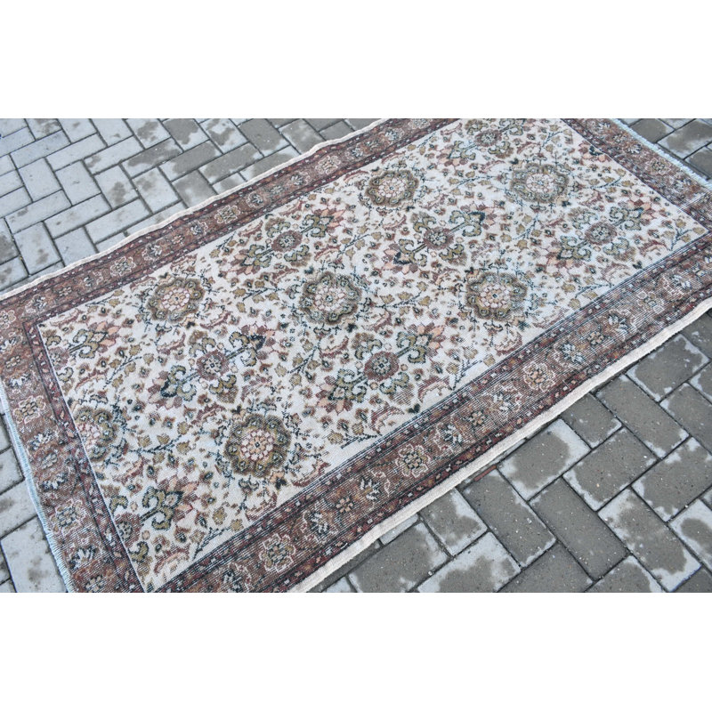 Tapis turc vintage en laine tissé à la main avec un motif floral classique, idéal pour tous les espaces de votre maison