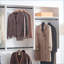 Système de placard mural modulaire en bois de chêne blanc chaud moderne de Closet Systems | Blanc | Bois