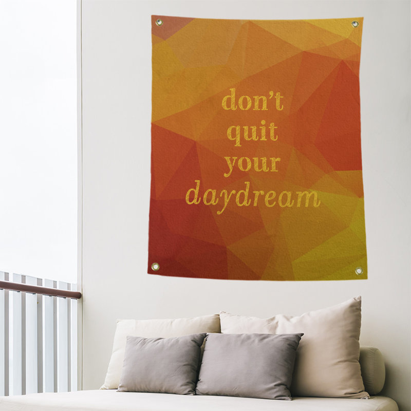 Daydream de polyester en faux-pierre ne quittez pas votre tapisserie de citation, H 80 po x l 59 po, Jaune ambre