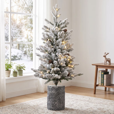 Sapin de Noël artificiel en pot de 1,37 m (4,5 pi) préilluminé et floqué, avec 150 lumières DEL blanc chaud, 720 pointes mixtes en PE/PVC et 19 pommes de pin