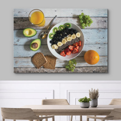 Bol sain de kiwi, de banane et de baies avec fruits grillés, photographie culinaire chic ultra