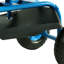  Chariot de jardin roulant en acier avec siège pivotant et poignée de direction, plateau à outils et panier - Bleu-98404339-98423152