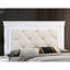 Lit en similicuir blanc, grand lit avec DEL intégrée, capitonnage à boutons et tête de lit en bois massif de style contemporain pour l'espace de la chambre à coucher