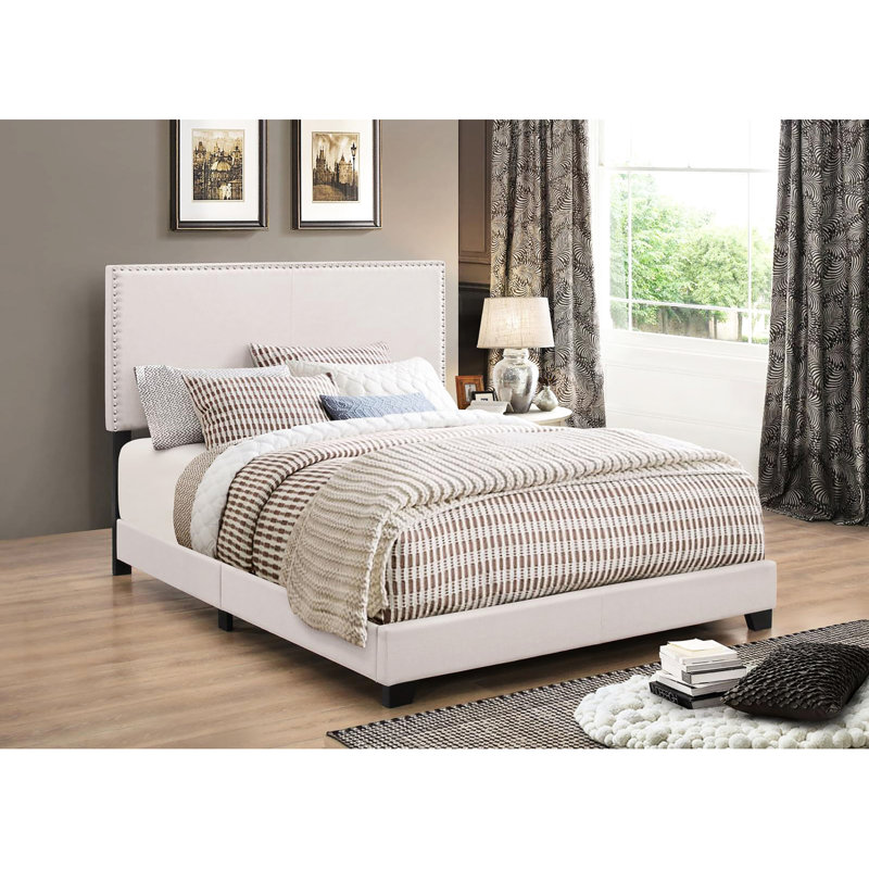 Grand lit moderne gris anthracite, pieds en bois massif noir, garniture cloutée tendance et sous-couche en mousse, Grand lit