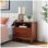 Table de chevet Farmhouse avec station de charge, 2 tiroirs et rangement ouvert, table de bout à pieds en bois massif avec ports USB et prises pour la chambre à coucher, noyer