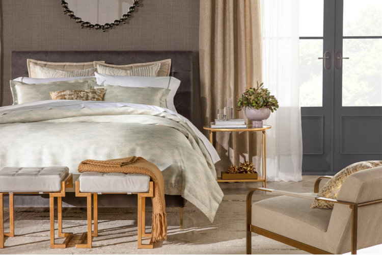 A bedroom with a duvet and comforter.
