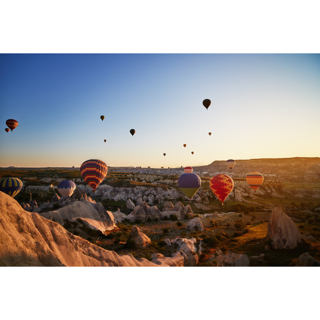 Hot Air Balloons Flying At Sunset von Millionsjoker - Leinwandbild