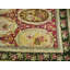 Remarquable couleur de fond rouge-rubis avec bordure noire et motif médaillon / écusson antique de style Karabagh rond 9 pi 3 po