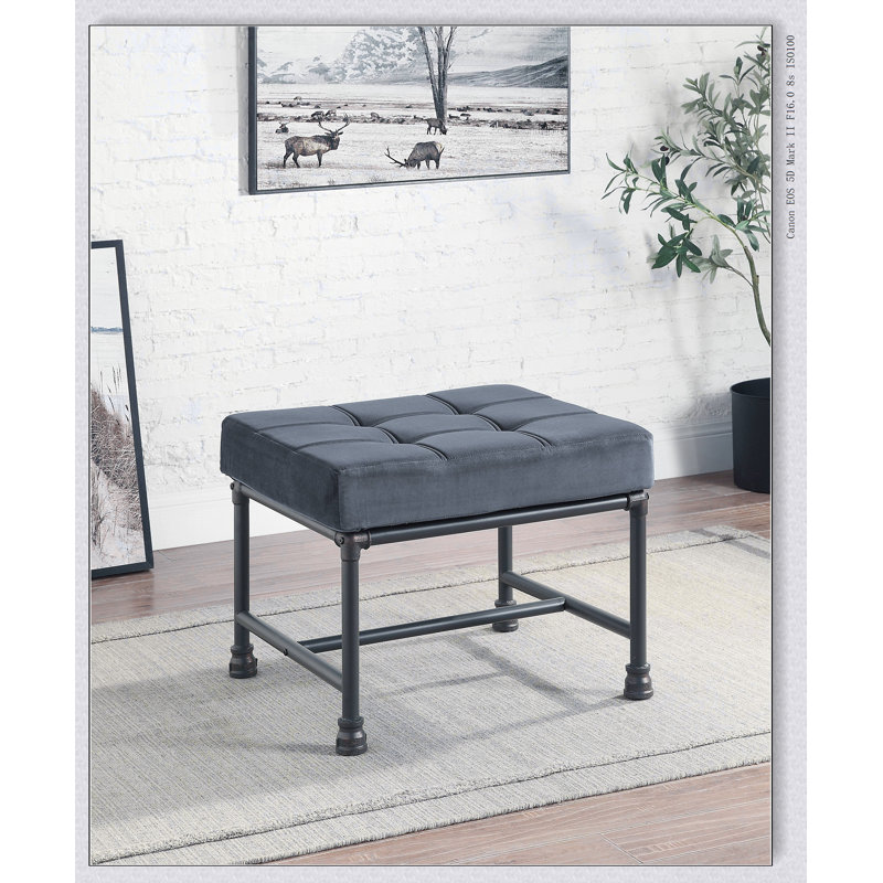 Repose-pieds Brantley en velours et finition sable avec coussin en mousse à mémoire de forme et coussin décoratif, parfait pour le confort et le style.