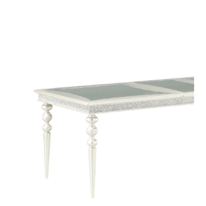 Table de salle à manger Platinum avec option extensible. 20 po pour plus de places assises. Fabriqué en bois de peuplier massif et en composite. Présente de magnifiques strass en miroir. Argent, 88 po x 40 po, platine 30 po.