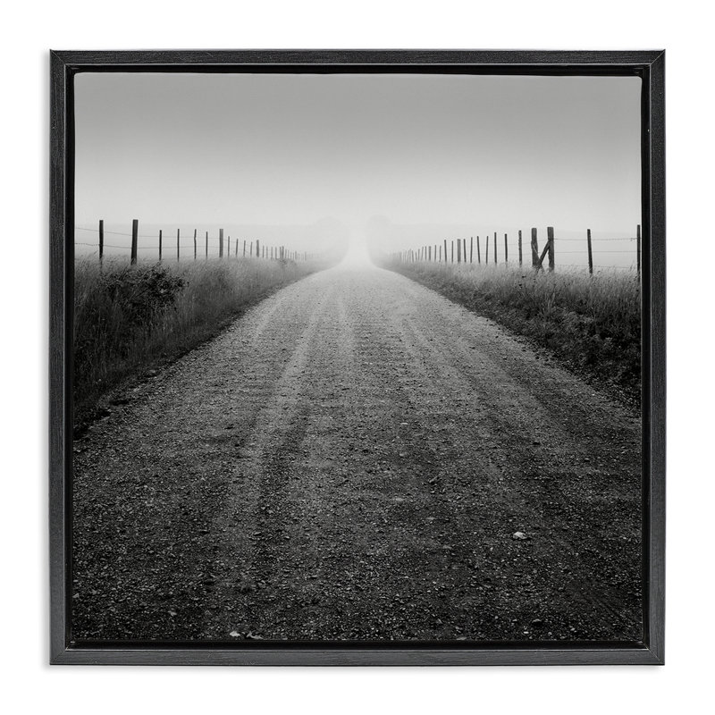 "Foggy Country Road", art mural encadré par Chip Forelli, H 25 po x l 25 po, Cadre flottant orme Montalcino