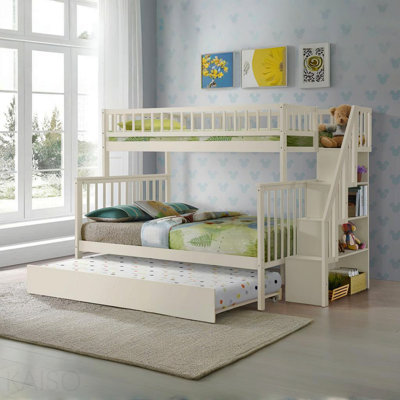 Lit simple superposé au dessus d'un escalier avec lit gigogne, crème