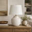 Lighting, lampe de table h 20 po, structure en béton crème, abat-jour ivoire / crème, style moderne-180004591