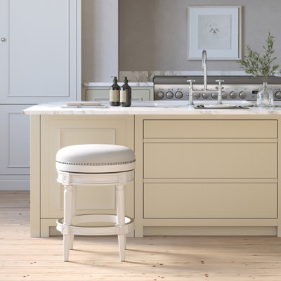 Personnalisable, pivotant sans dossier à hauteur de comptoir en bois de 26 po avec siège à 360 °, garniture cloutée appliquée à la main, détails décoratifs, repose-pieds en métal pour la durabilité, protection de plancher à glissières en plastique, cuisine idéale