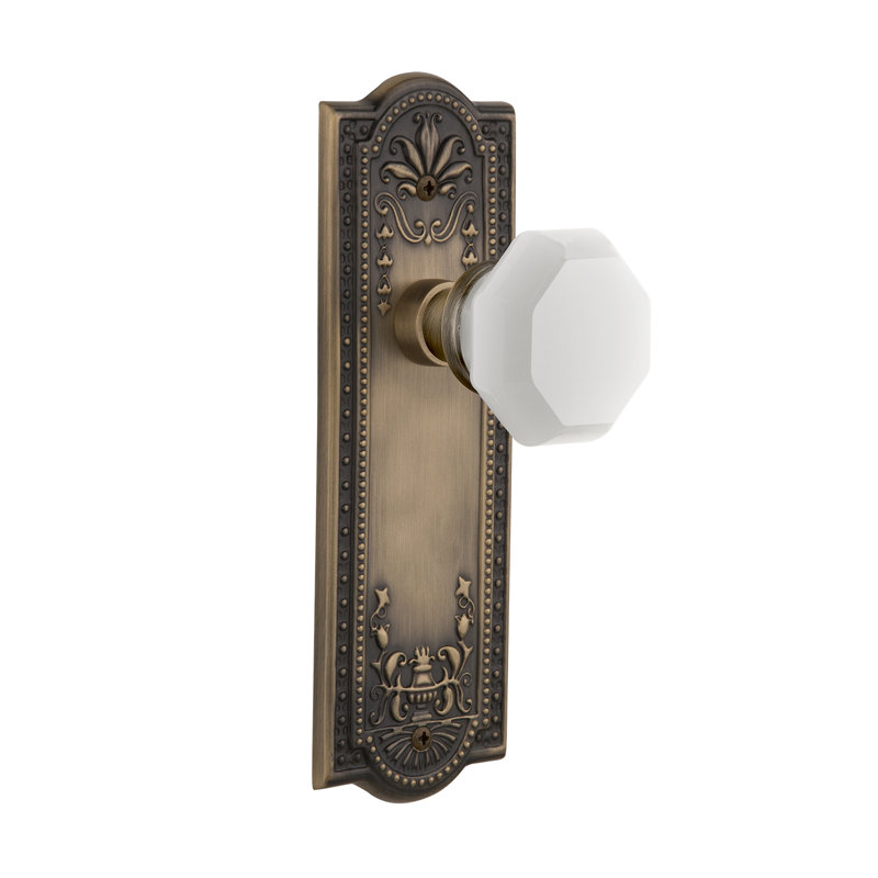Assiette Meadows avec bouton de lait blanc Waldorf, Laiton antique, 2 3/4 po