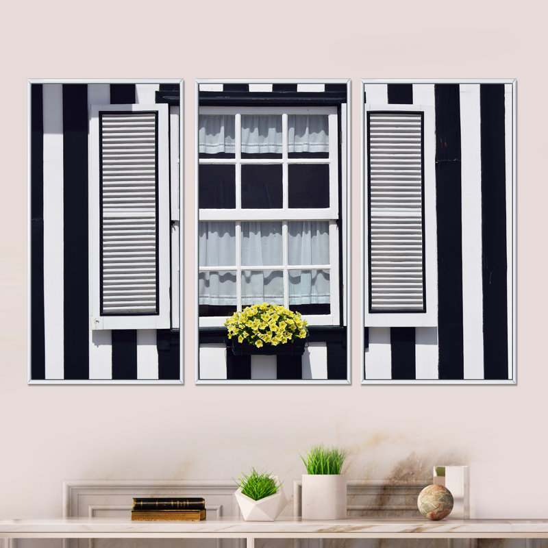 Fenêtre avec fleur jaune sur maison rayée - ensemble d'art moderne sur toile encadrée moderne de 3