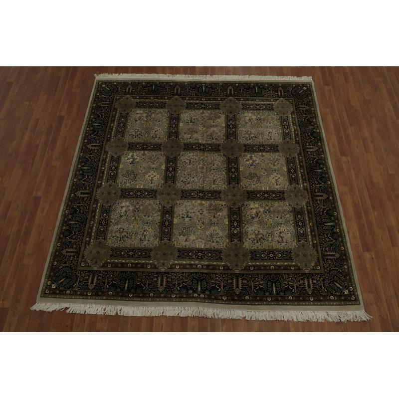 Tapis traditionnel Artful 8 x 8 avec de subtiles bordures colorées