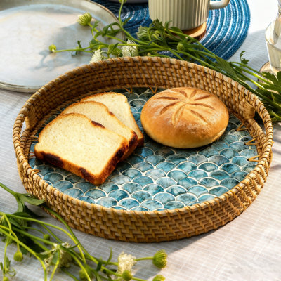 Grand plateau de service de Noël en rotin avec incrustation de nacre, plateau en osier de style côtier Boho fabriqué à la main avec poignées, plateau de table rond tissé pour la décoration intérieure