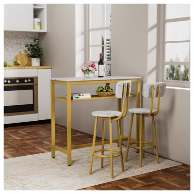Ensemble de table de salle à manger 3 pièces à hauteur de comptoir avec 2 tabourets, barre de petit-déjeuner de cuisine moderne en faux marbre avec structure en métal doré et tablette de rangement
