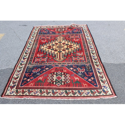 Tapis unique en laine noué à la main des années 1950 de 4 pi 4 po x 7 pi 3 po en rouge / beige / bleu