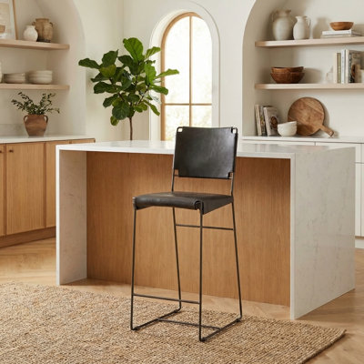 Tabouret à hauteur de comptoir Lalaina | Pieds de fer en fer | Cuir de buffle noir à grain supérieur | Mobilier de bar moderne et industriel