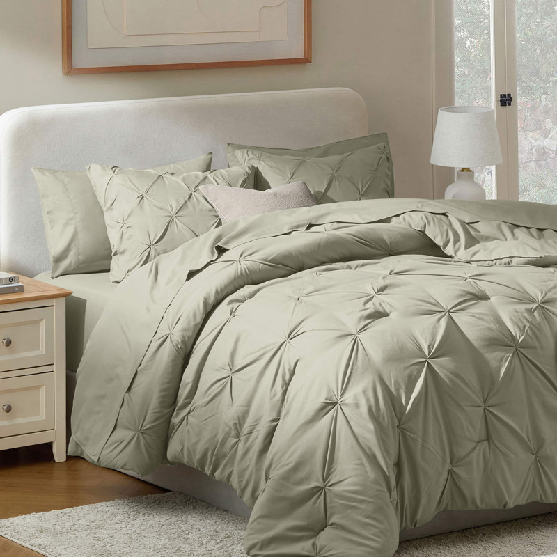 Ensemble d'édredon plissé avec draps Bed-in-a-Bag, Édredon de très grande taille et 6 pièces suppl, Sauge pâle