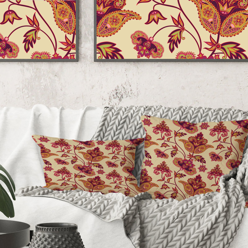 Coussin décoratif rouge à motif de fleurs rouges sur fond beige, 18 po x 18 po
