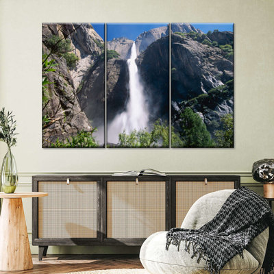 «Low Angle View Of The Yosemite Falls», reproduction d'art sur toile