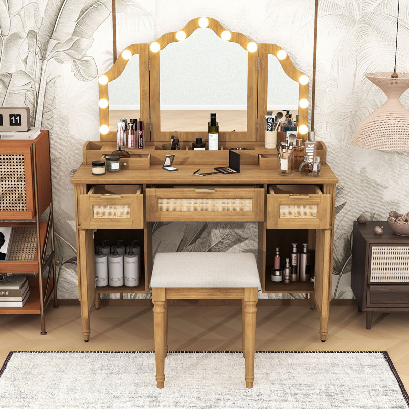 Coiffeuse de maquillage avec miroir à trois volets et lumières DEL, tiroirs et station de charge, Natural