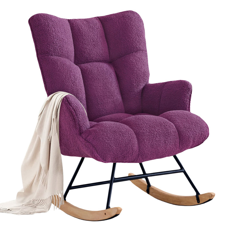 Chaise berçante rembourrée à haut dossier avec pieds en bois massif Teddy, Mauve