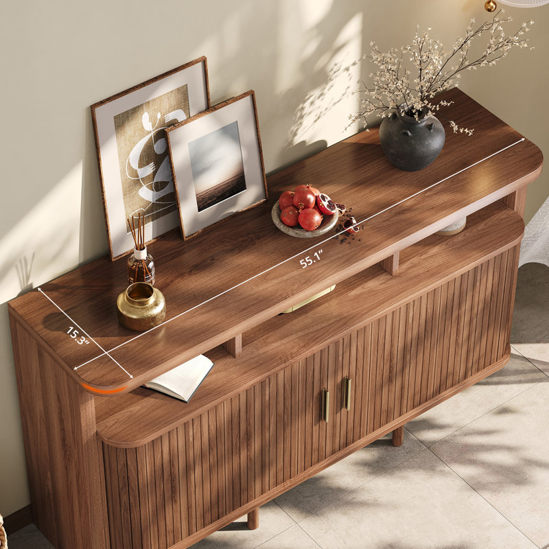 Buffet de 55 po avec rangement, crédence cannelée avec porte coulissante et tablette ouverte, console de style café moderne Mid-Century pour cuisine, salon, entrée, noyer