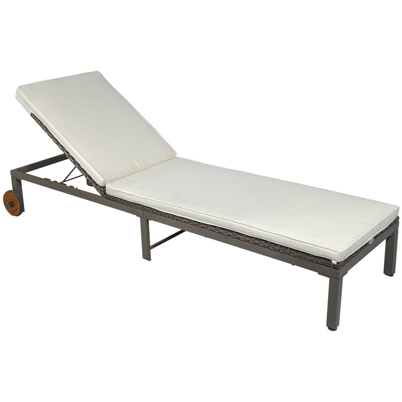 Chaise longue de patio en rotin avec dossier réglable à 4 niveaux en osier, chaise longue, terrasse, blanc crème près de la piscine