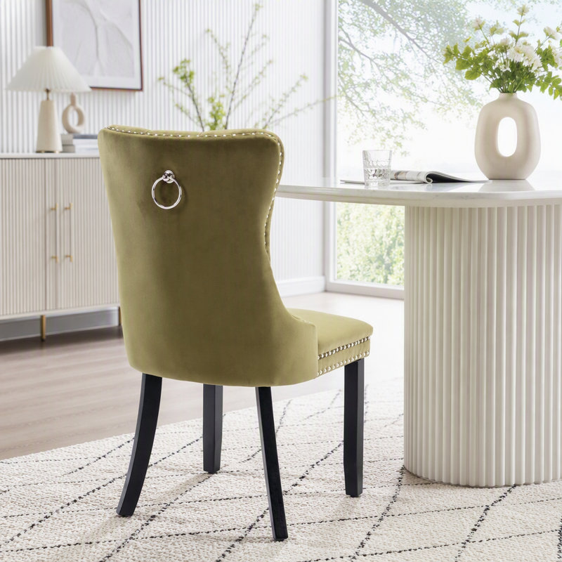 Ensemble de chaises de salle à manger en velours à dossier haut, pattes en bois et garniture cloutée, Velours vert olive
