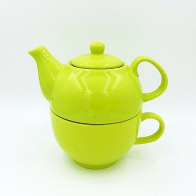 Théière blanche avec tasse