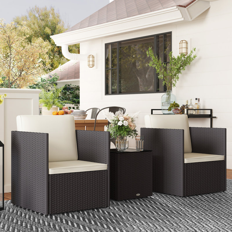 Ensemble de meubles de patio 3 pièces Outsunny, ensemble de bistro pliant en osier avec coussins et table basse en verre, facile à assembler pour la véranda, balcon, brun