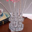Lampe de table - Aluminium 4 roses rouges 6 pétales floraux 2 boutons floraux rouges / argentés sur un vase moderne chromé 4 carrés Hexagona