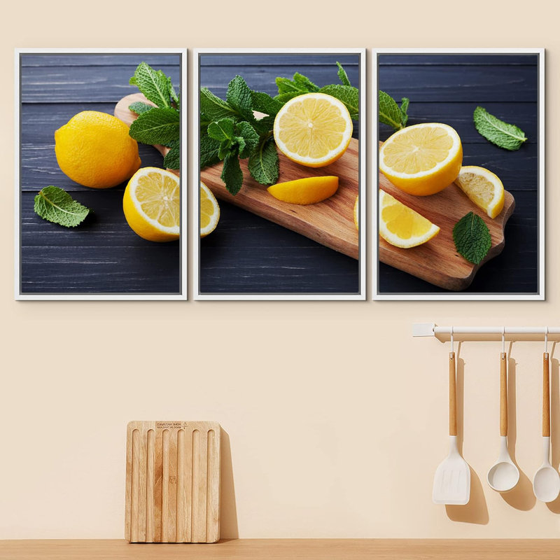 Citron et feuilles de menthe servies sur une planche de cuisine en bois sur une table rustique noire, décoration murale moderne