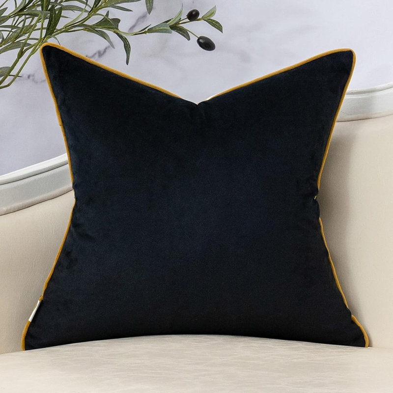 Housse de coussin noire en velours rayé Cushio