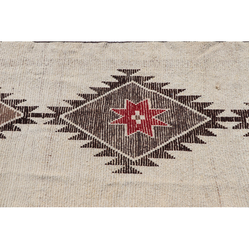 Tapis de couloir turc rétro tissé à la main avec un motif géométrique dans des couleurs neutres comme le brun crème et le motif rouge en laine