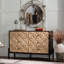 Buffet de console de style moderne du milieu du siècle, 126 cm (49,52 po), 6 tiroirs, motif de losange géométrique 3D, pieds en métal noir.