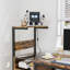Bureau d'ordinateur brun avec station de charge et étagère, alignement réversible, construction, éclairage DEL, ports, crochet pour casque, prise électrique supplémentaire, rangement, configuration, qualité de fabrication.