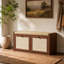 Banc d'entrée avec rangement pour chaussures, doté d'une assise rembourrée confortable et de 2 portes d'armoire décoratives en rotin pour l'organisation des chaussures.
