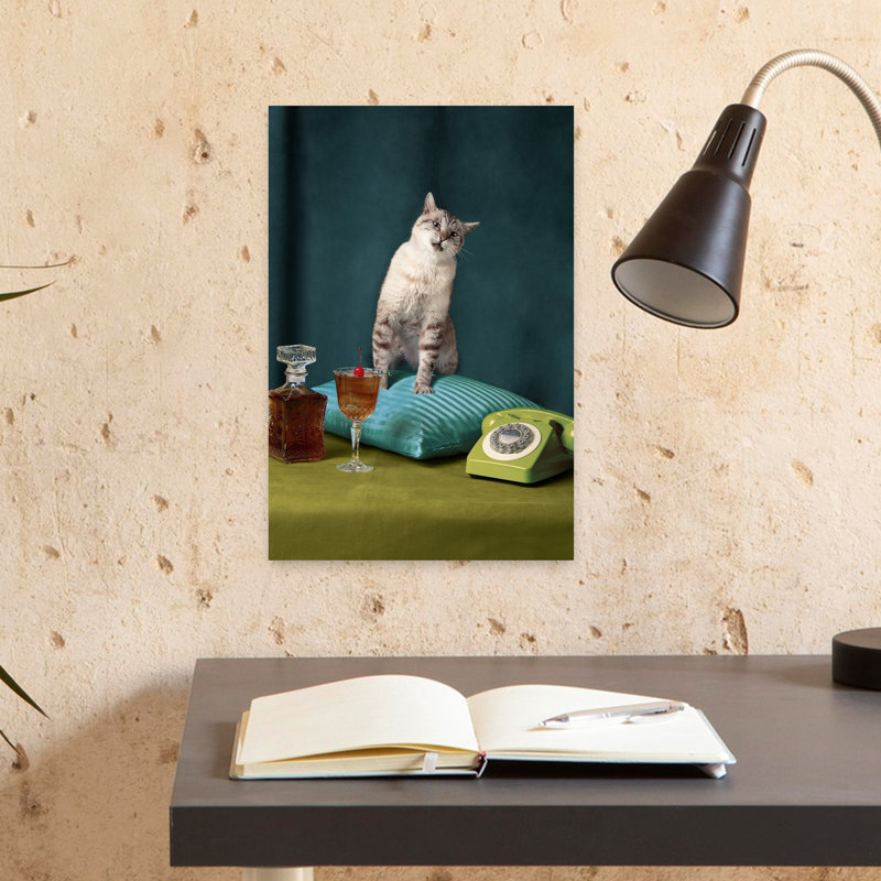 Chat sur coussin décoratif abstrait, art mural contemporain, 18" H x 12" W