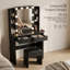 Bureau de meuble-lavabo contemporain Hollywood avec station de charge intégrée, tiroirs et tablettes de rangement spacieux et tabouret de rangement rembourré