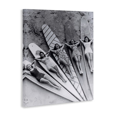 Femmes rétro sur toile de planches de surf, design par Arlington Prints