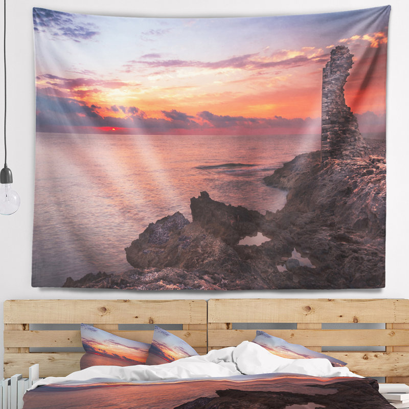 Tapisserie Red Rocky Beach avec ruines antiques, H 32 po x l 39 po