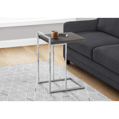Une base en métal chromé robuste se dresse au-dessus du plateau de table pour former une poignée qui peut être utilisée pour transporter cette table légère au besoin dans un salon ou une chambre à coucher, ou dans toute pièce nécessitant une petite table d'appoint